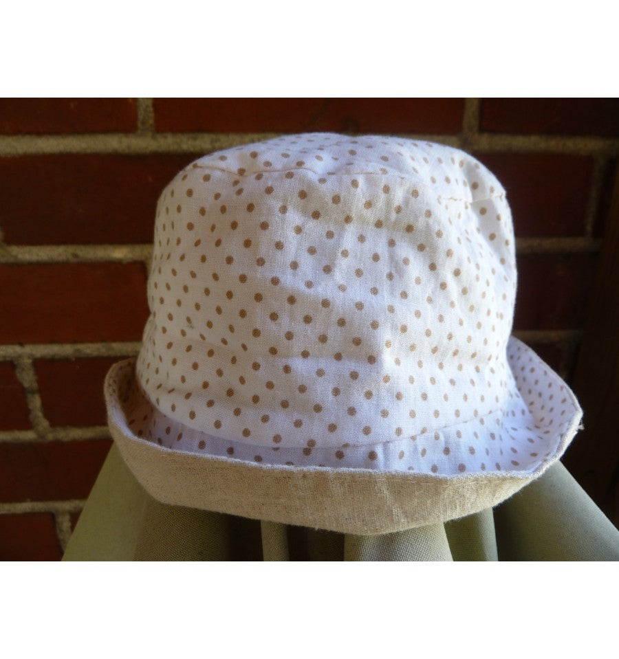 Les Girouettes: Chapeau bébé: mini pois marrons sur blancTaille 3-18 mois